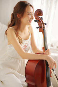 初中女生躺在桌上当美食