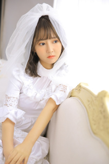 女孩子靠桌角蹭蹭可以嘛