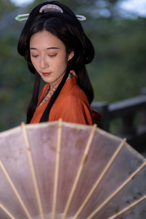 巴黎一丝不佳的走秀的背景故事简单