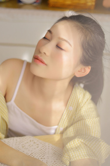 孕妇一边喂奶一边做DNA检查