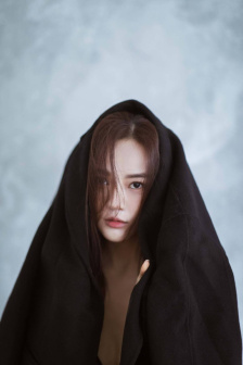 老公搂着14岁女儿睡觉正常吗